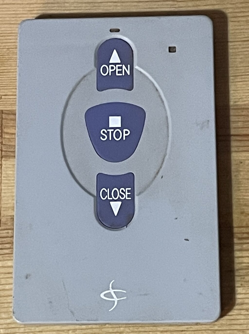 壁スイッチ（押しボタン）やリモコン操作のイメージ（写真）