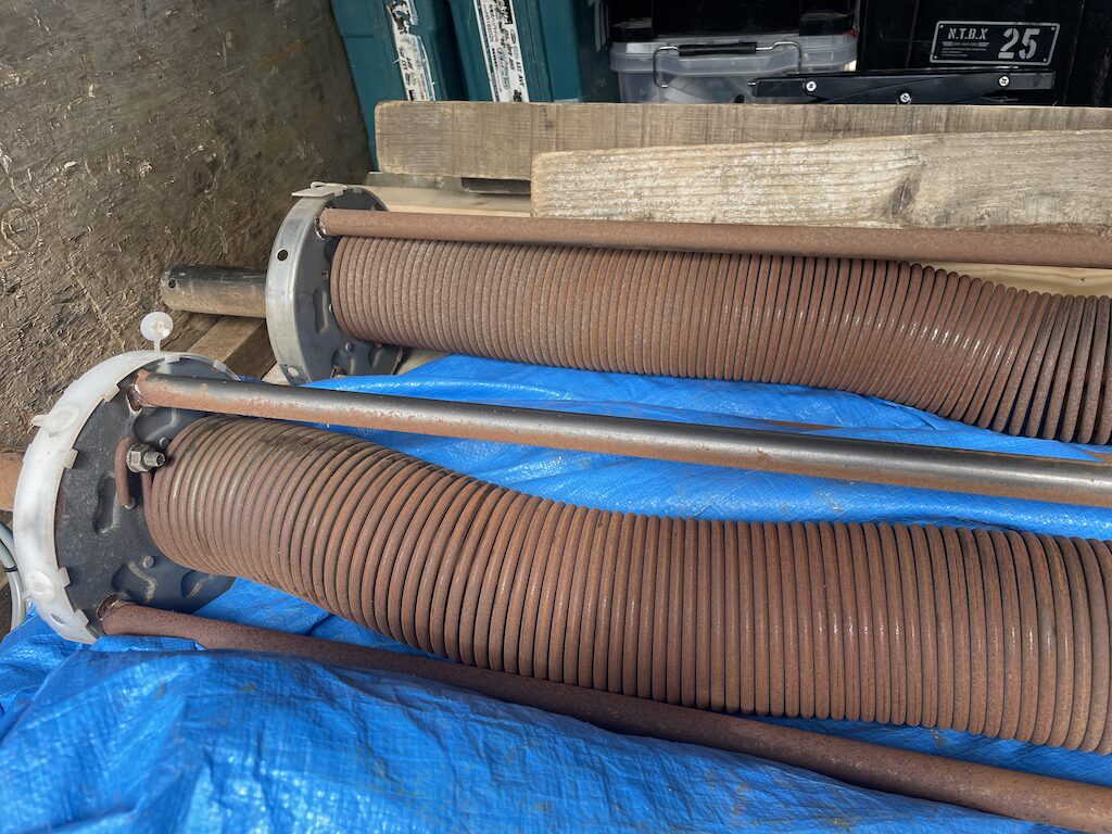 シャッタースプリング（バネ）・巻取り部付近を点検している様子の写真