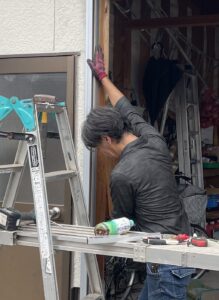 シャッターのガイドレール取り付け