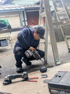 シャッター中柱の受皿の取り付け工事