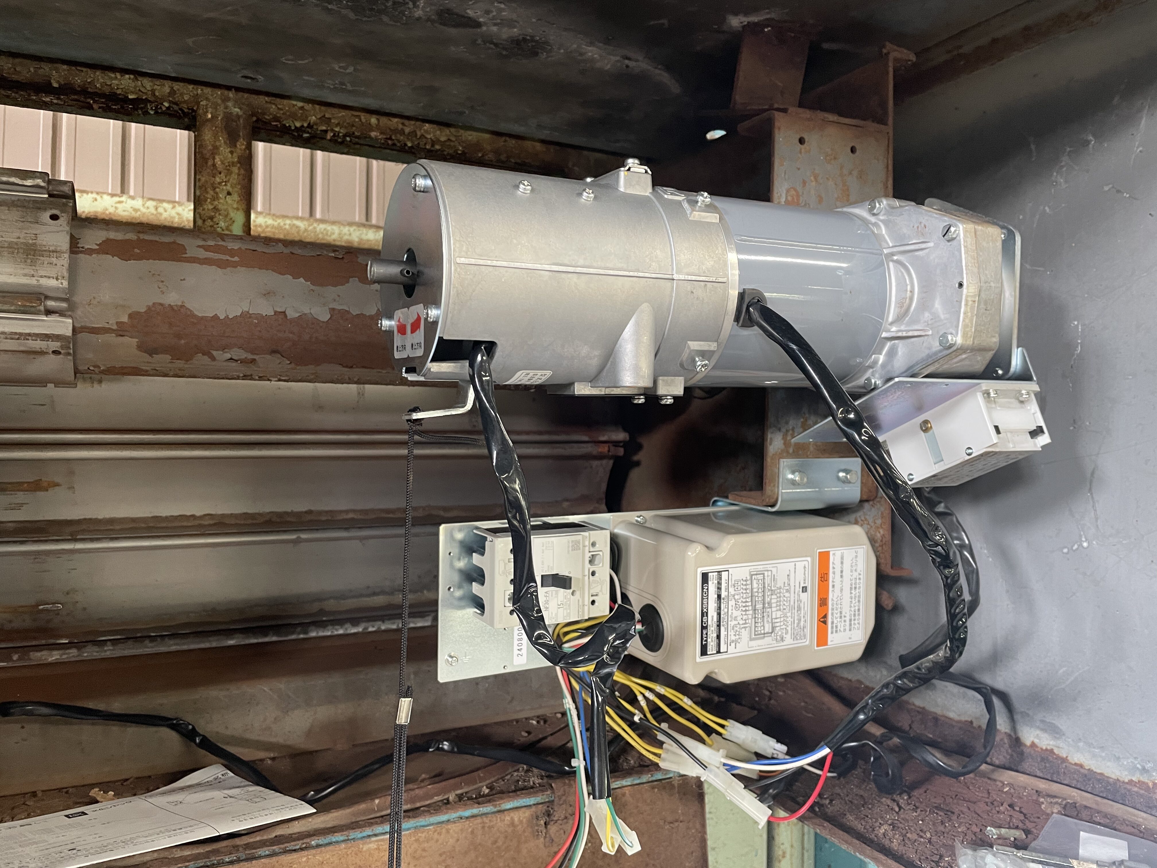 電動シャッターのモーター・減速機まわり（制御盤付近）の写真