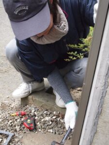 シャッターのガイドレール取付工事