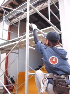 シャッターの足場に登る