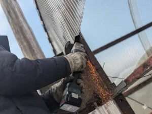 シャッターを解体
グラインダー使用