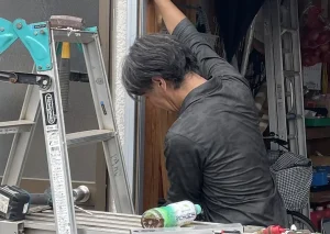 上越市でシャッターの工事をしている