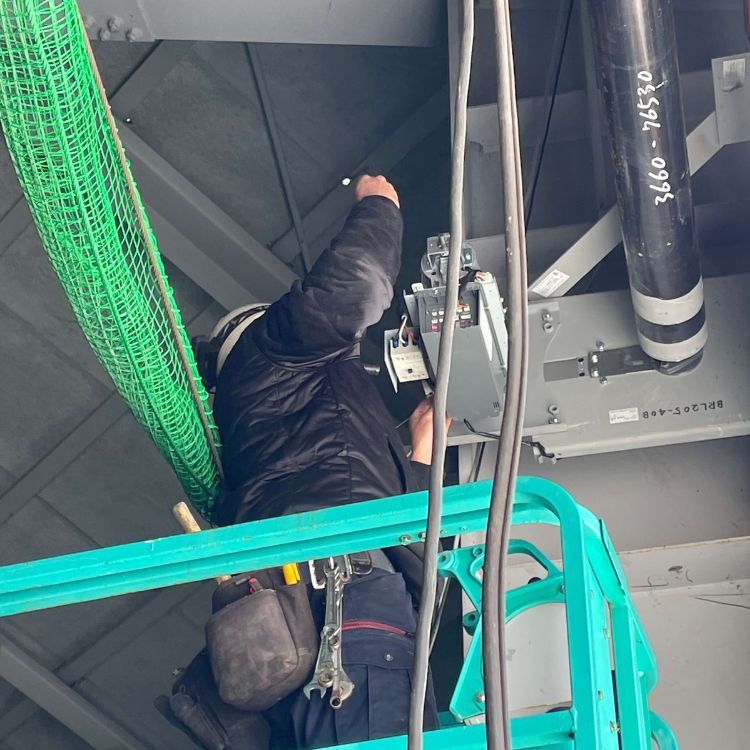 シャッター修理風景